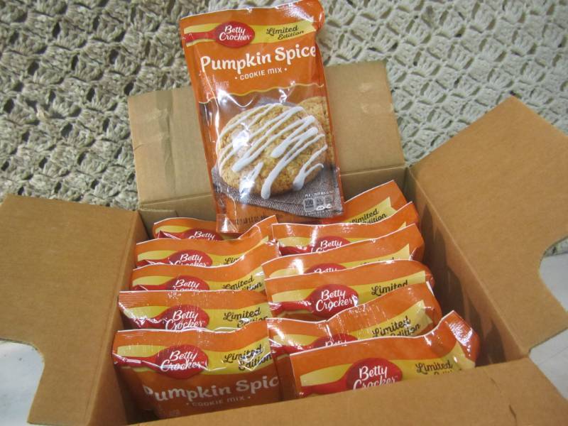 lot 135 image: Case of 12 Bags of Betty Crocker Pu...