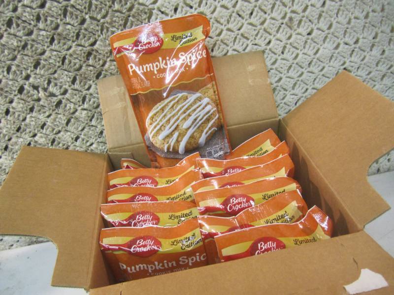 lot 136 image: Case of 12 Bags of Betty Crocker Pu...