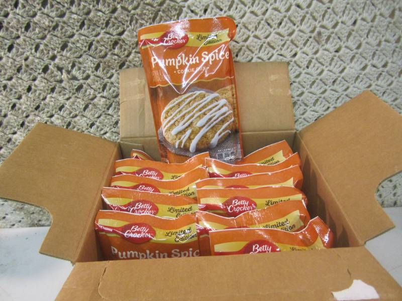 lot 137 image: Case of 12 Bags of Betty Crocker Pu...