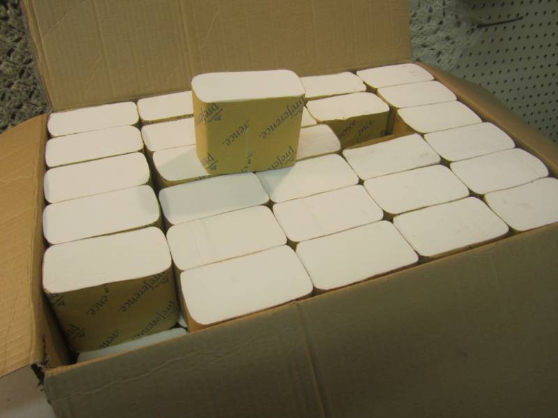 lot 173 image: Case missing 1 sleeve of 2-Ply Whit...