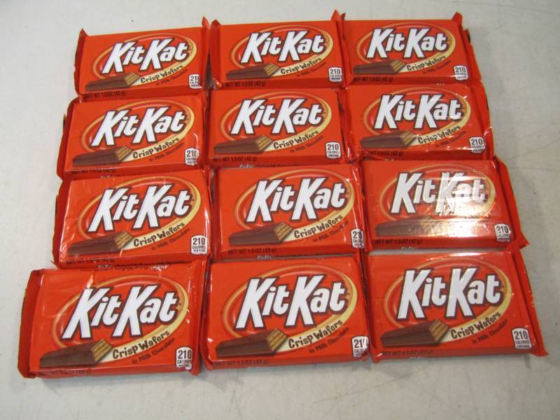 lot 246 image: 12 Kit Kat Candy Bars Best by Aug 2...