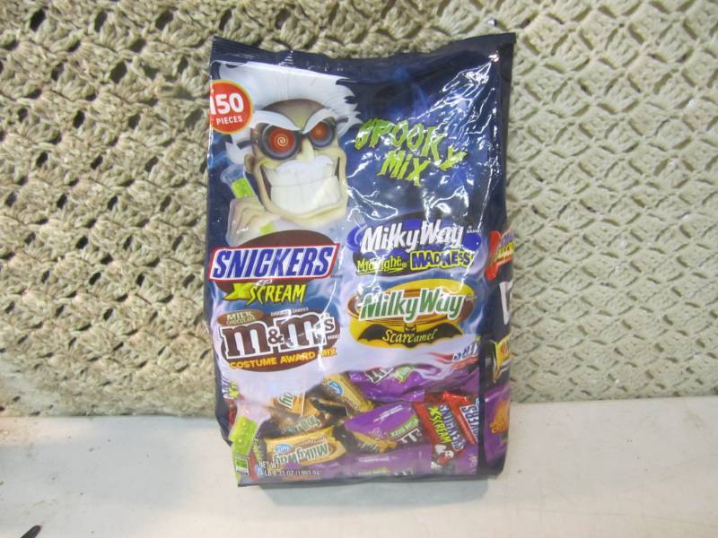 lot 292 image: Large Bag of Mixed Candy Best by Ma...
