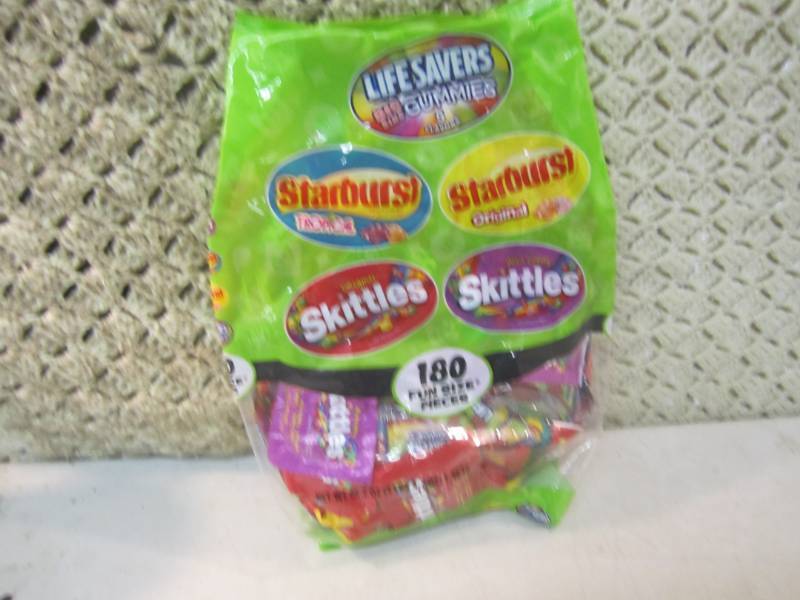 lot 293 image: Large Bag of Mixed Candy Best by Fe...