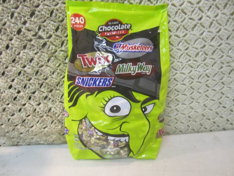 lot 294 image: Large Bag of Mixed Candy Best by Ap...