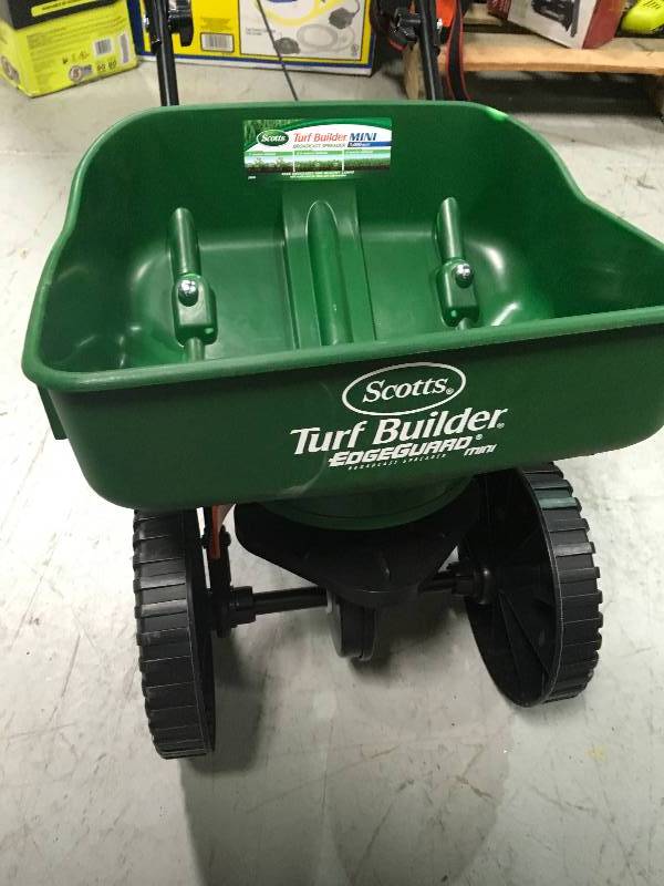 lot 38 image: Scotts Turf Builder Mini Broadcast Spreader in working conditions