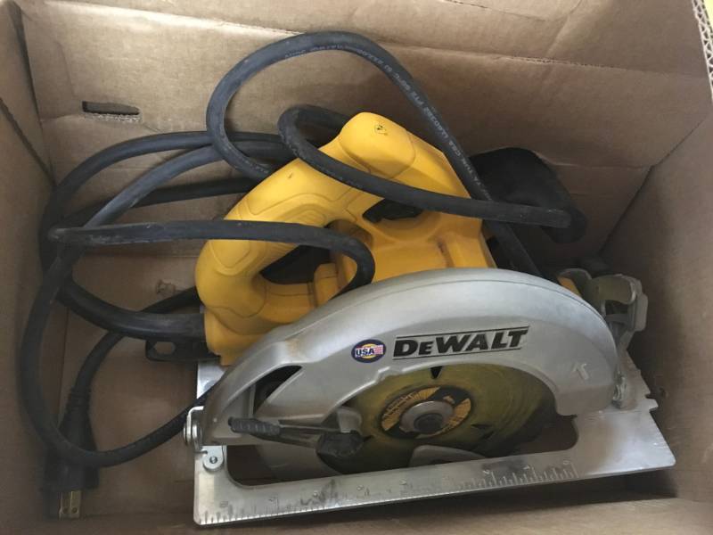 Dewalt 15 Amp 7-14 in. Lightweight Circular Saw used in working condition