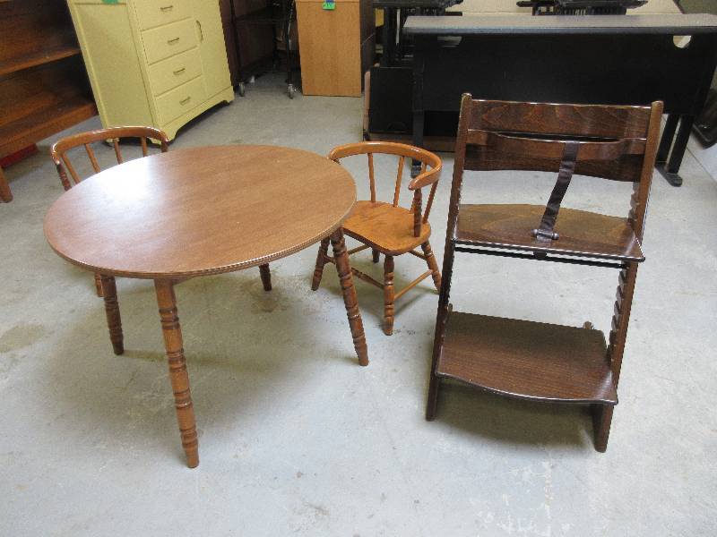 lot 112 image: CHILDRENS FURNITURE