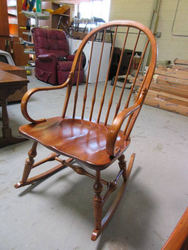 lot 117 image: SOLID WOOD WINDSOR STYLE ROCKER