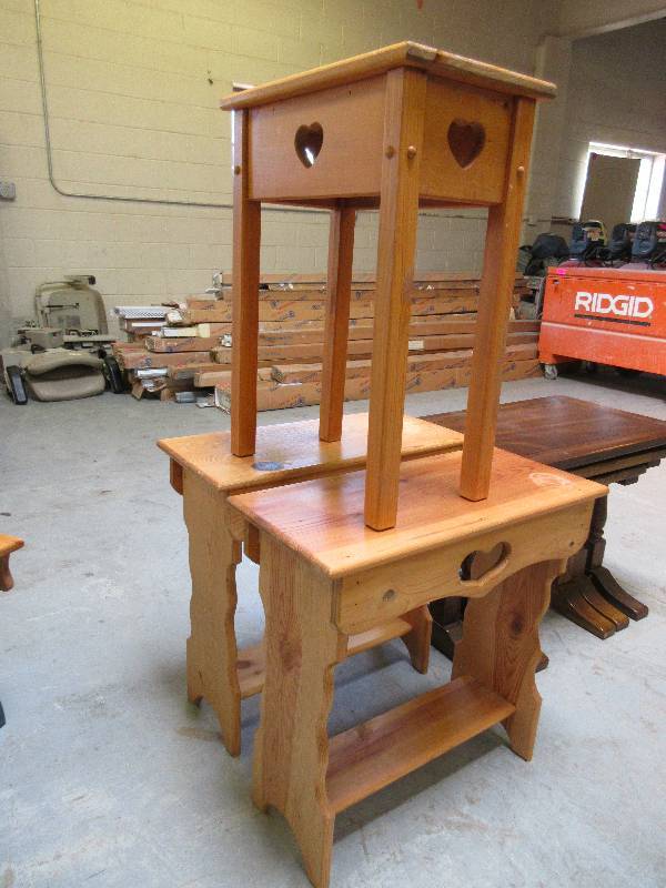 lot 122 image: SOLID WOOD ACCENT TABLES