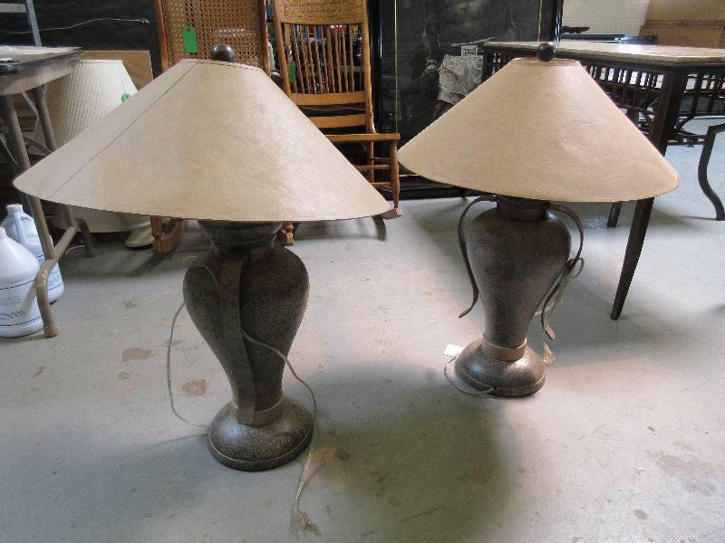 lot 139 image: PAIR OF TABLE LAMPS