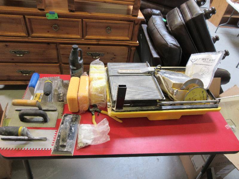 lot 145 image: WET SAW AND TILE AND GROUT TOOLS