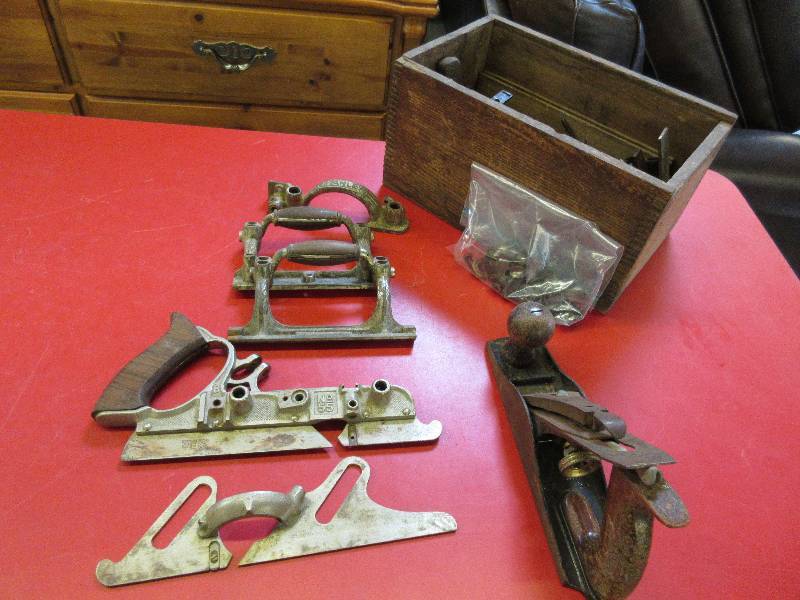 lot 147 image: ANTIQUE HAND PLANER AND TRIM IN ORIGINAL WOODEN BOX