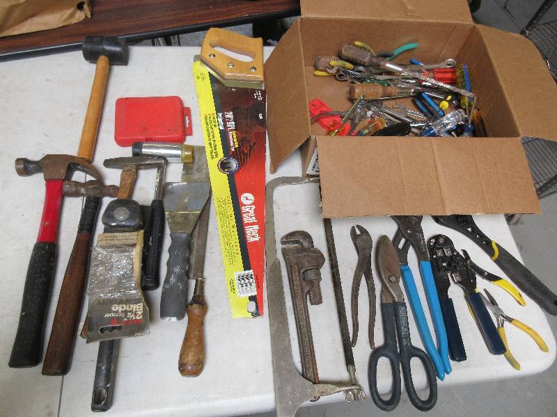 lot 153 image: LARGE LOT OF GOOD HAND TOOLS