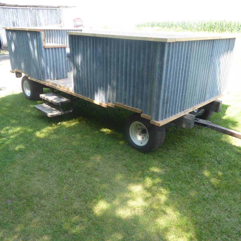 lot 3 image: Recreational Hay Ride Wagon