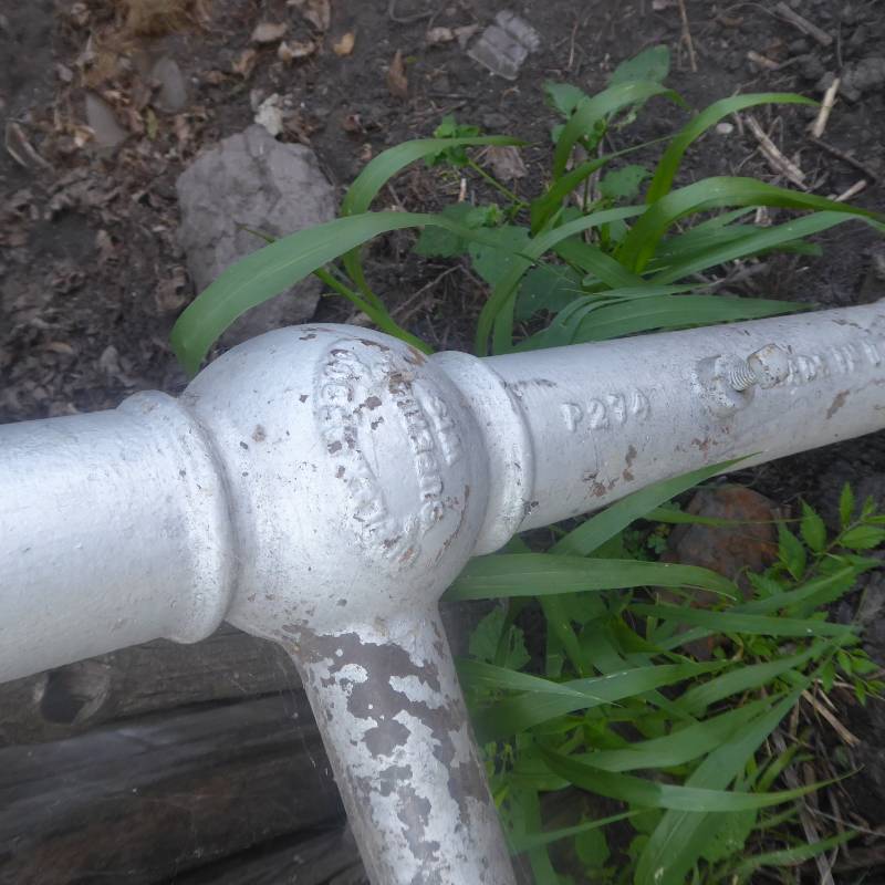 lot 25 image: Vintage Cast Iron Well Pump