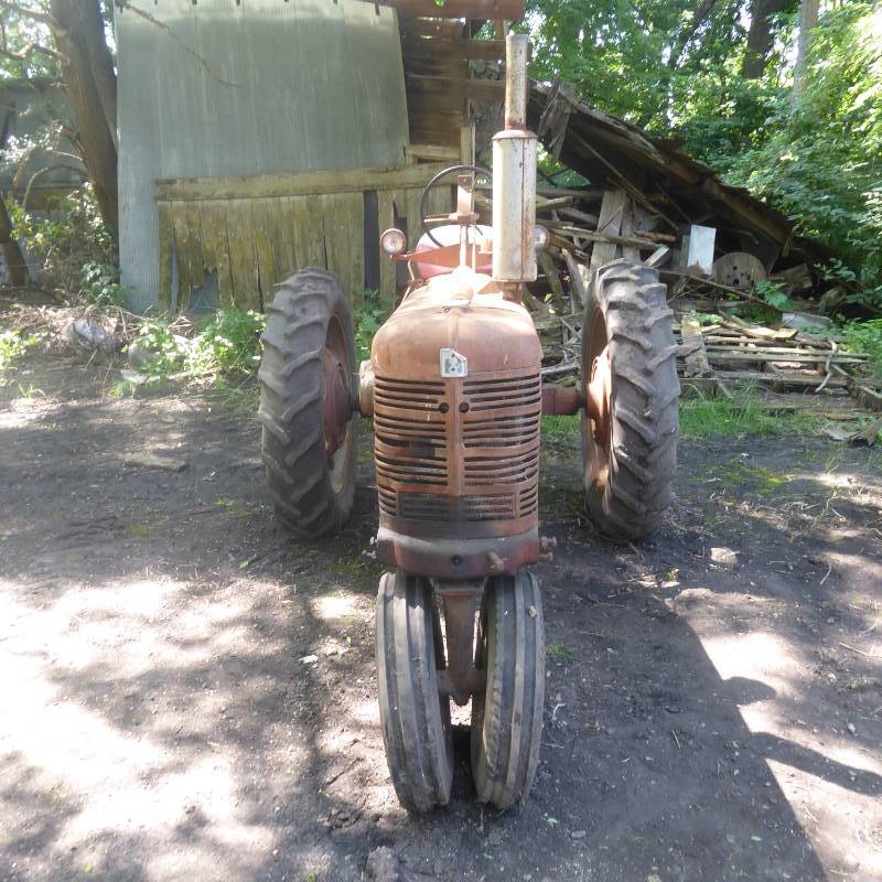 lot 37 image: Farmall Model H Tractor