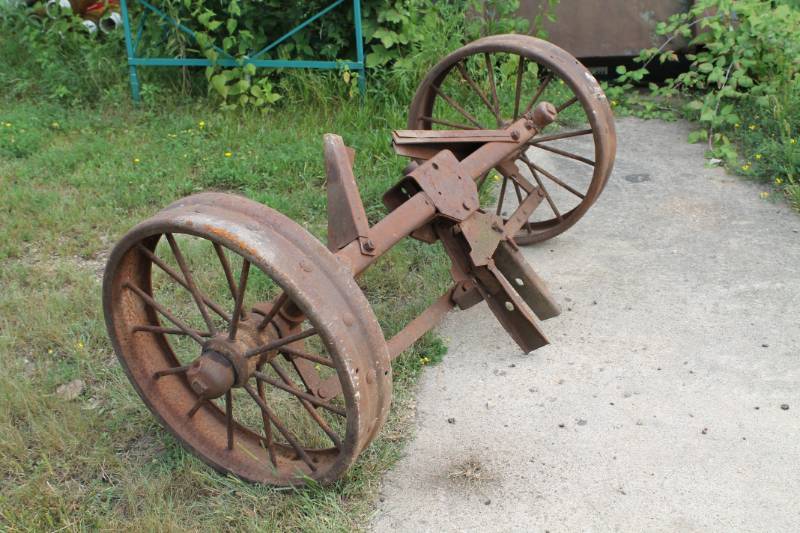 Wagon Axle Lawn Ornament