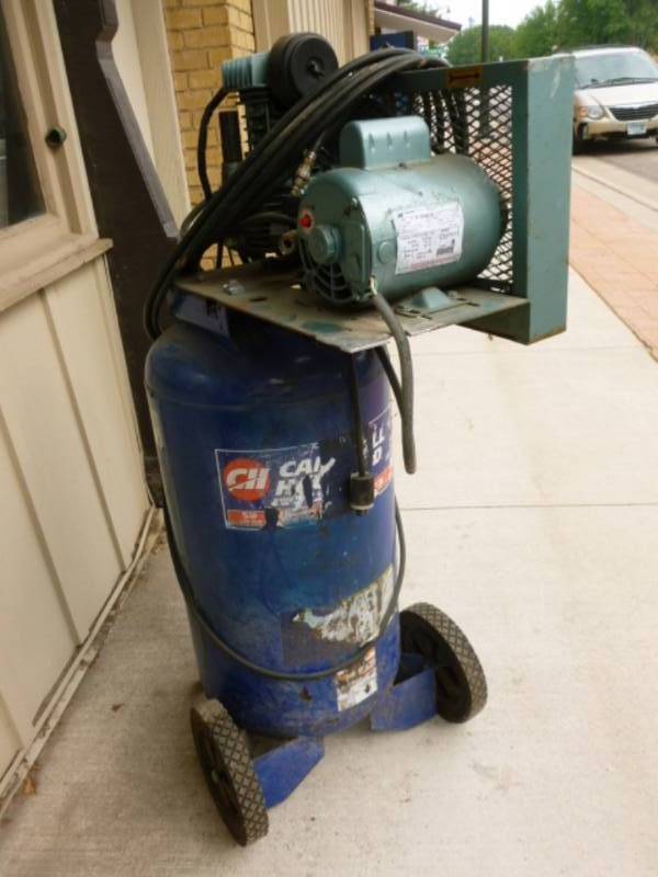 lot 2 image: Air Compressor