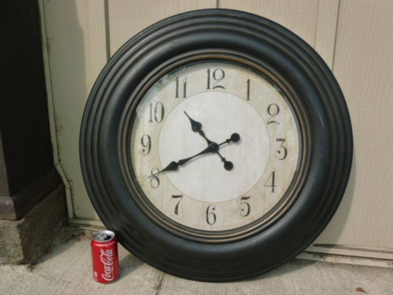lot 14 image: Clock
