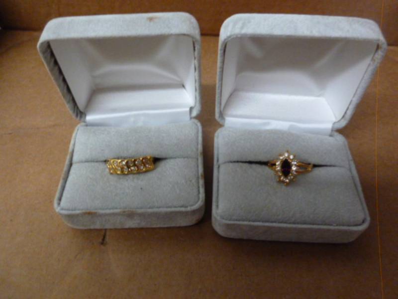 lot 17 image: Ladies Ring