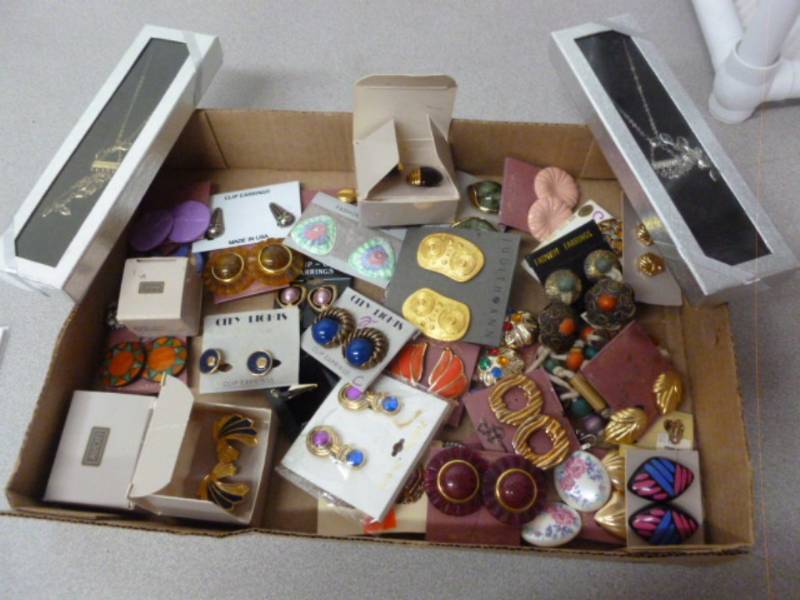 lot 18 image: Jewelry
