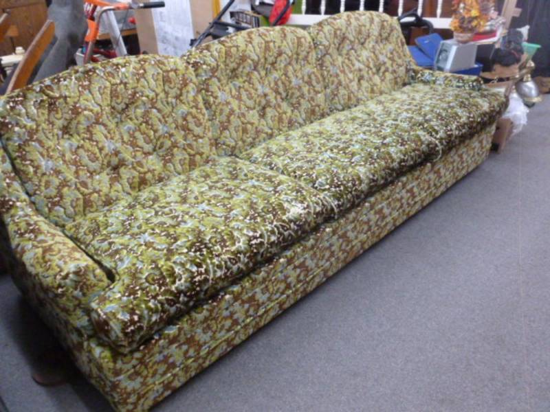 lot 90 image: Vintage Couch