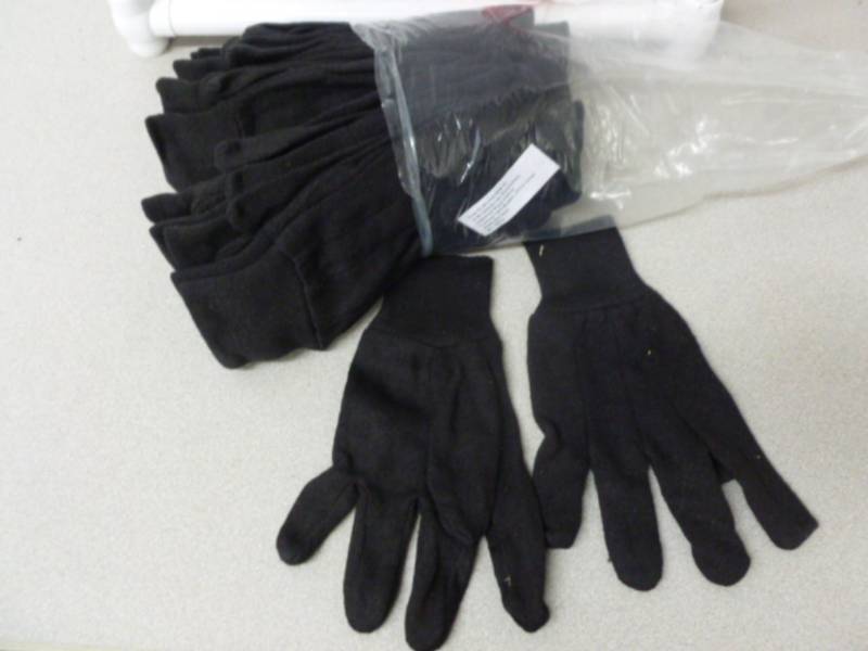 lot 96 image: New Chore Gloves