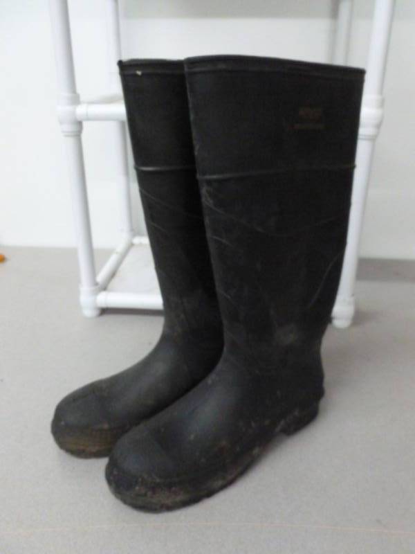 lot 103 image: Chore Boots