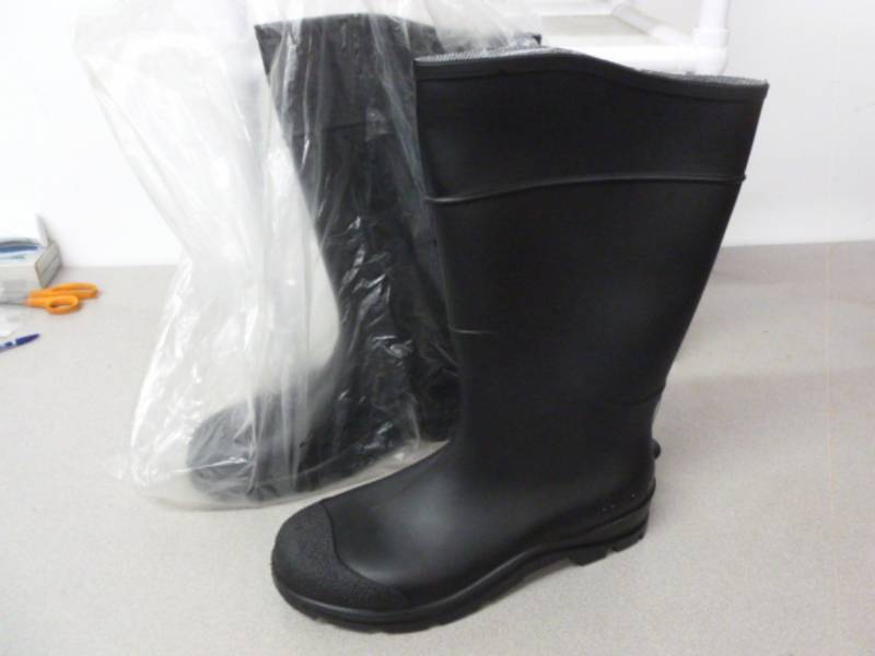 lot 104 image: New Chore Boots