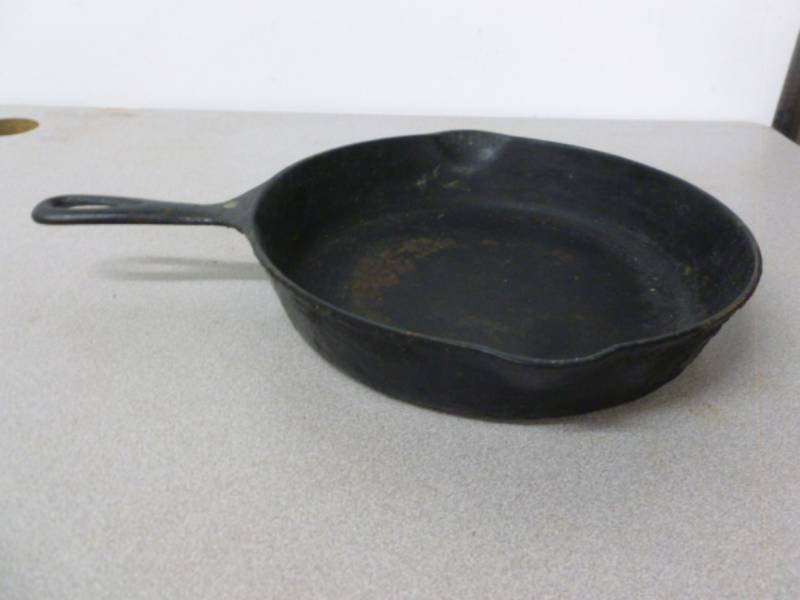 lot 126 image: Antique Cast Iron Pan