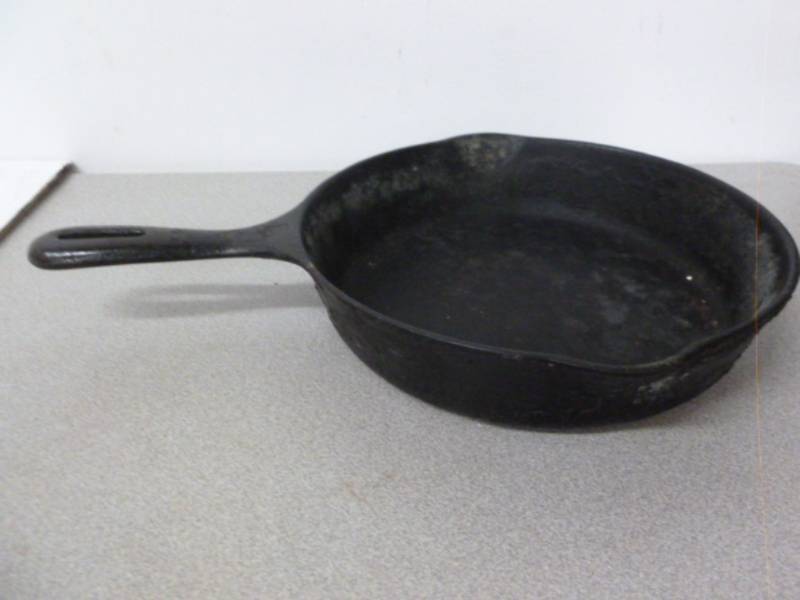 lot 127 image: Vintage Cast Iron Pan