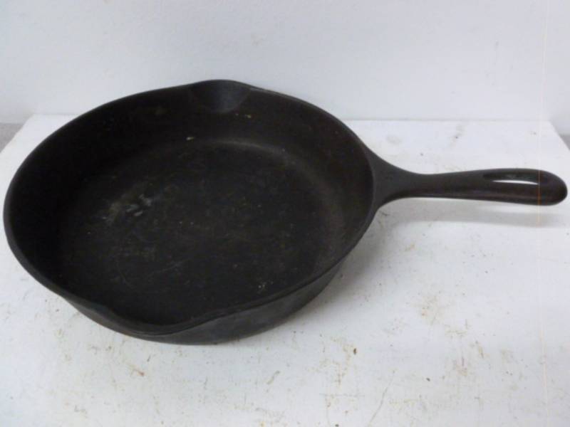 lot 153 image: Vintage Cast Iron Pan