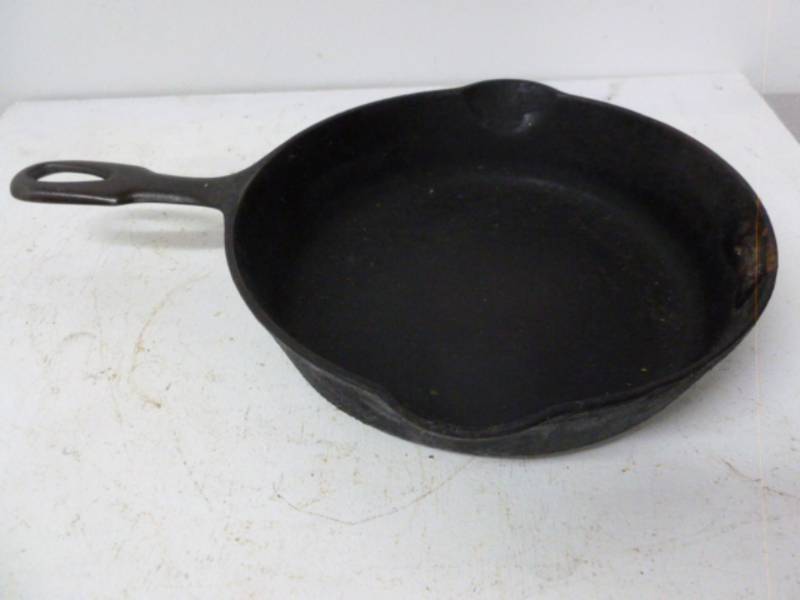 lot 154 image: Vintage Cast Iron Pan