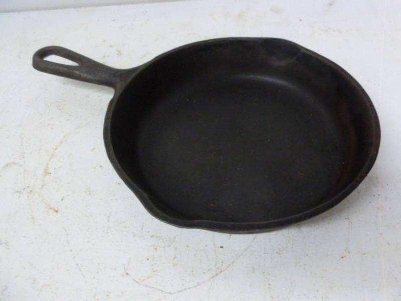 lot 155 image: Vintage Cast Iron Pan
