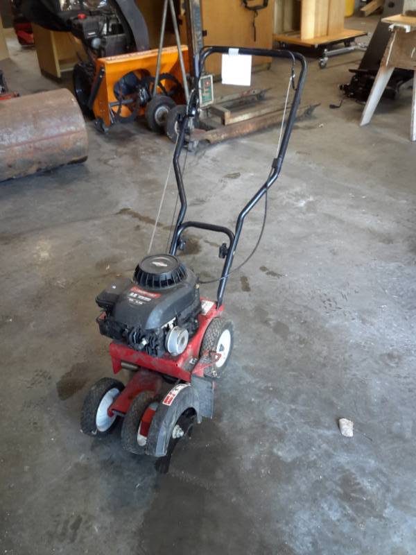 lot 37 image: Troy-Bilt Lawn Edger