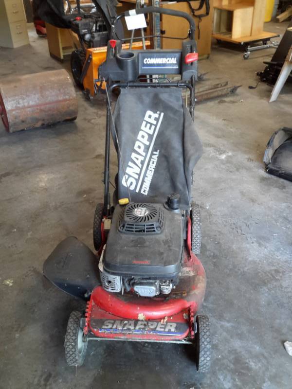 lot 33 image: Snapper Commercial Lawn Mower