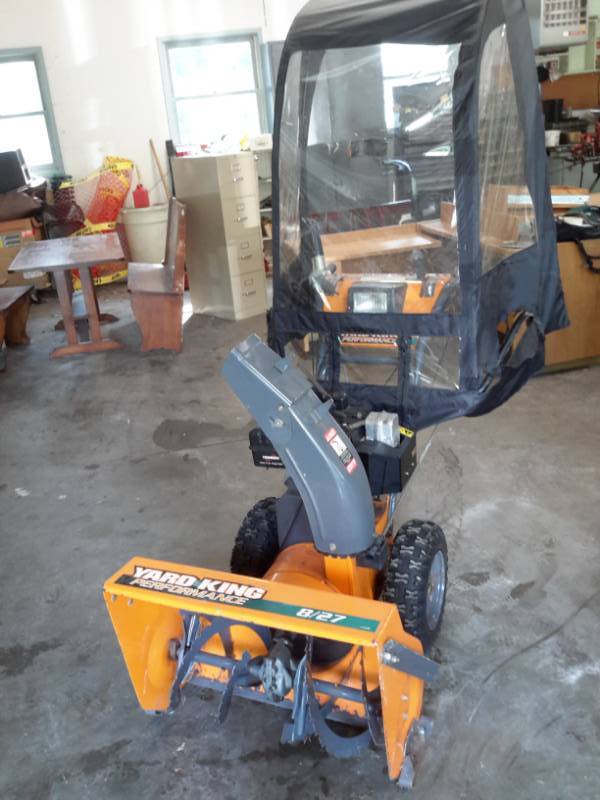 lot 32 image: Yard King Snow Blower