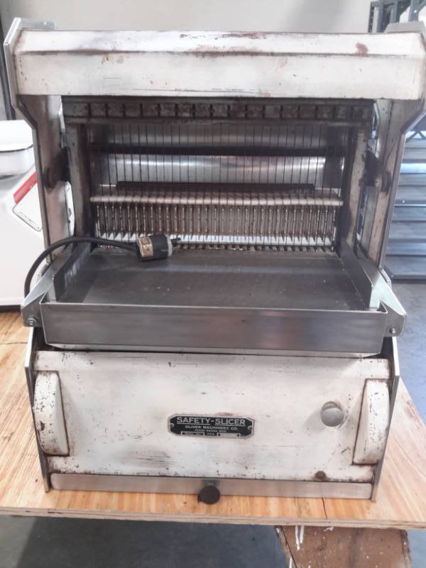 lot 43 image: Vintage Oliver Saftey-Slicer Bread Slicer