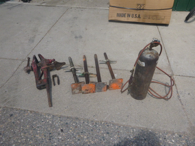 lot 25 image: 3 Garage Items