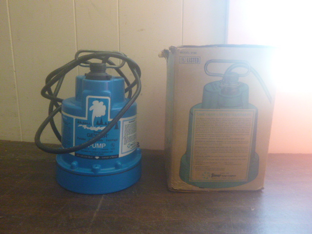 lot 40 image: Simer Geyser Portable Submersible Centrifugal Pump