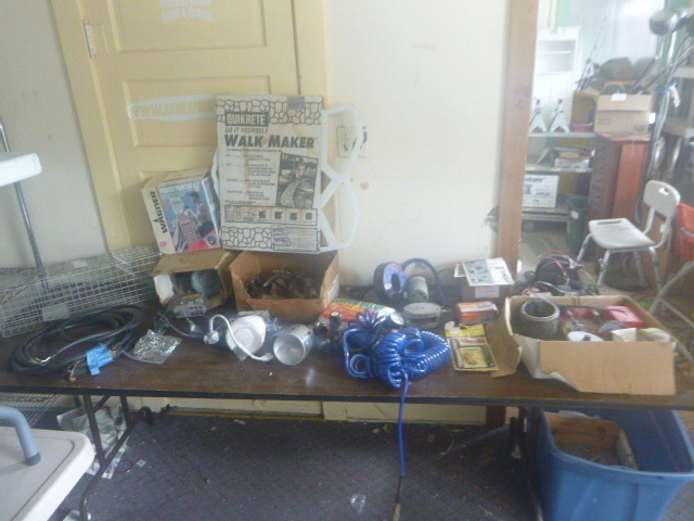lot 56 image: Garage Items