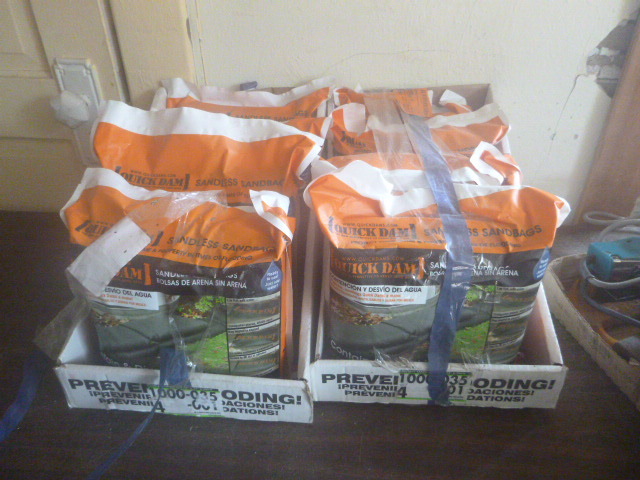 lot 69 image: 8 Packages of Quick Dam Sandless Sandbags