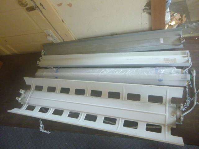 lot 72 image: 3 Fluorescent Light Fixtures