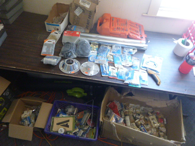 lot 100 image: Garage Items