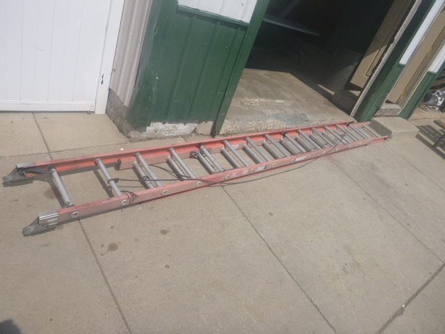 lot 141 image: Keller 28 Extension Ladder