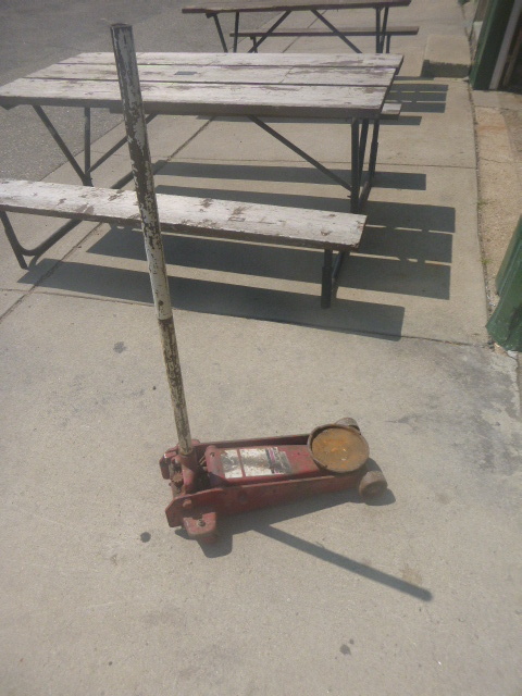 lot 142 image: Black Hawk 2 Ton Jack