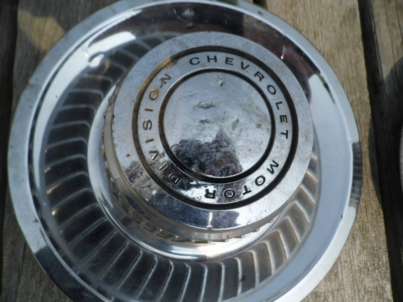 lot 1 image: Lot of Chevy Hubcaps
