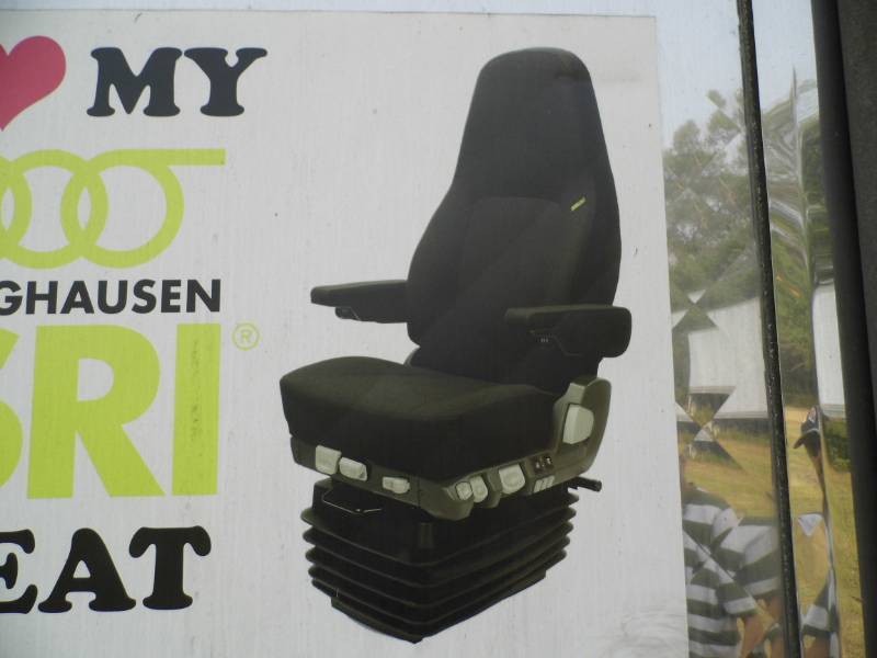 lot 2 image: New Semi Seat