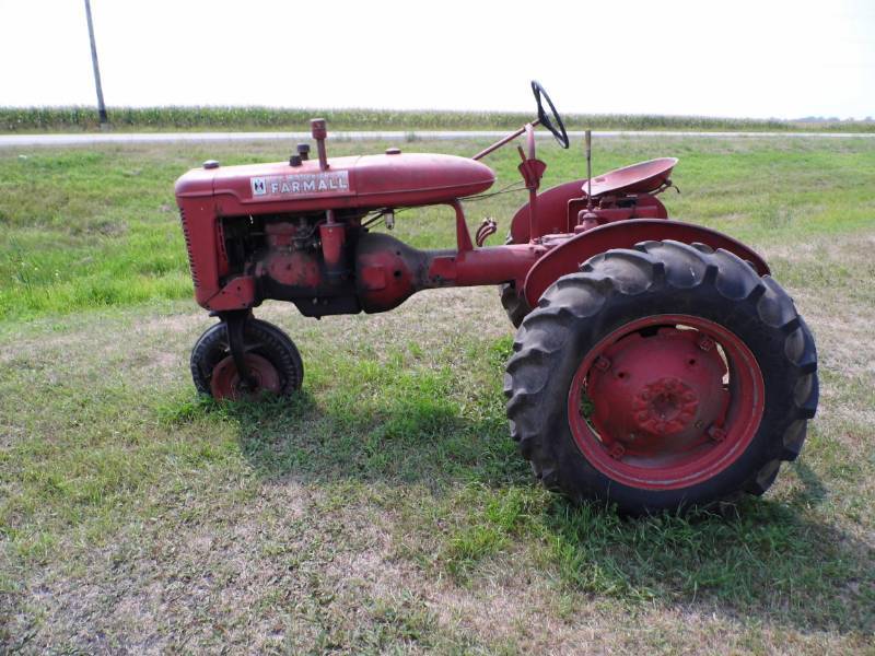 lot 3 image: Farmall Tractor w Extra Engine