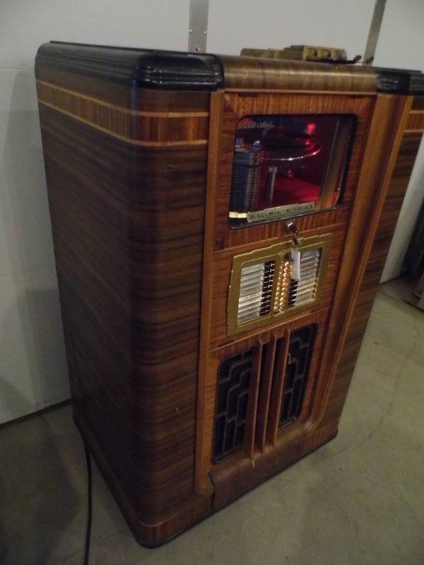 lot 8 image: 1937 Rockola Jukebox
